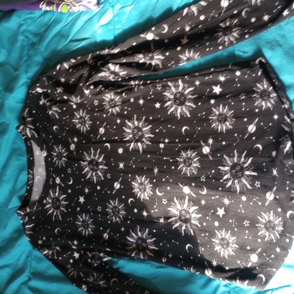 Long sleeve no boundaries shirt.